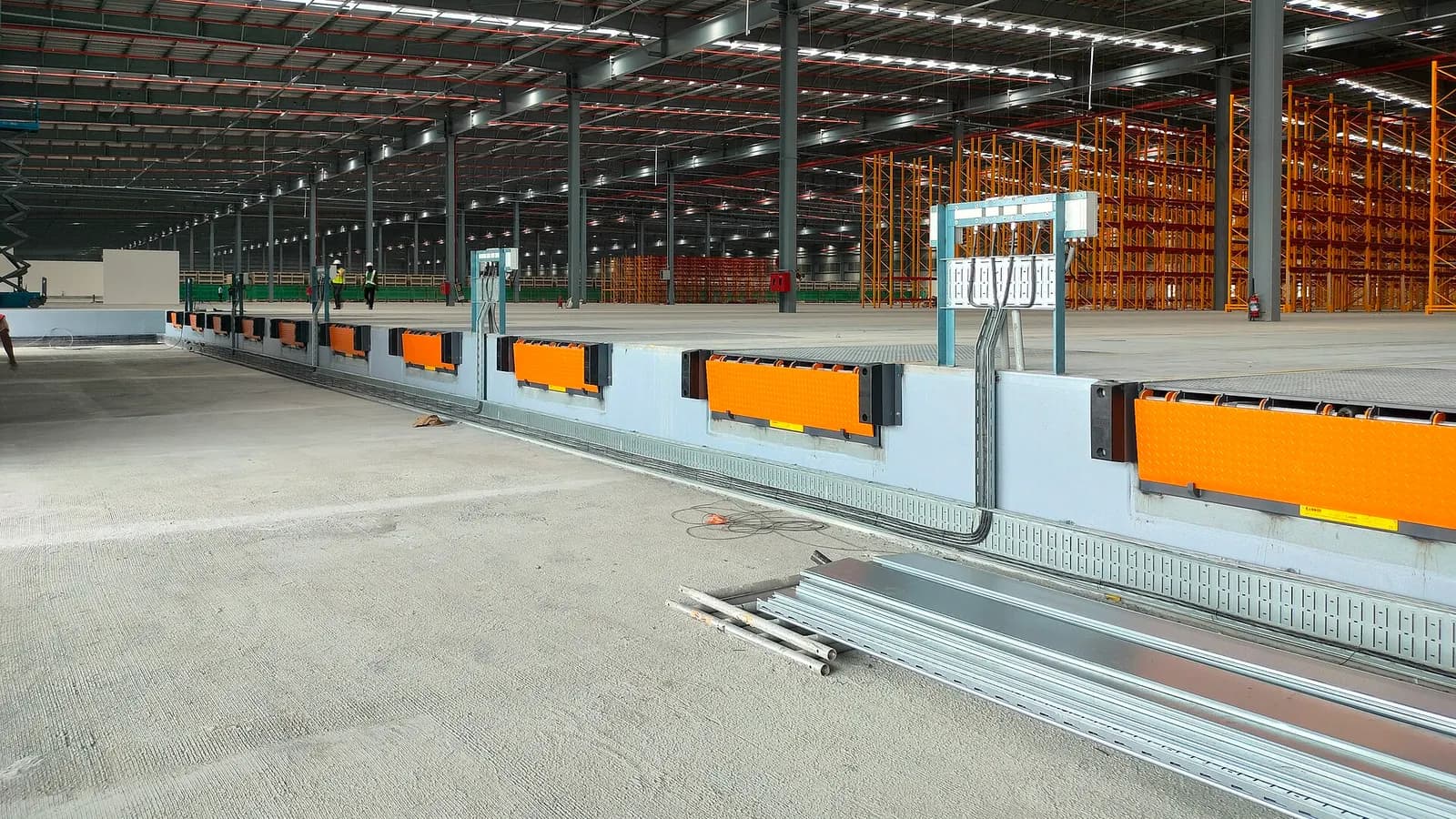 Vaste entrepôt logistique moderne avec quais de chargement et rayonnages de stockage