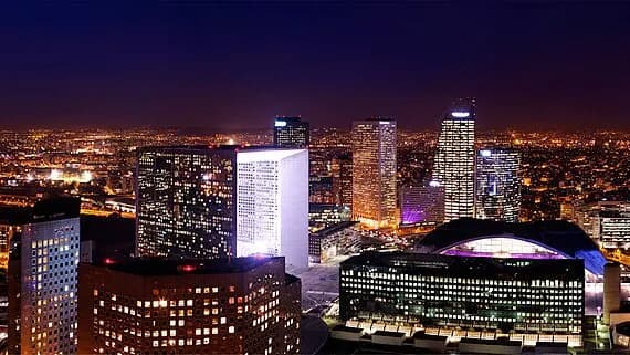 Panorama nocturne du quartier d'affaires de La Défense et de ses tours illuminées